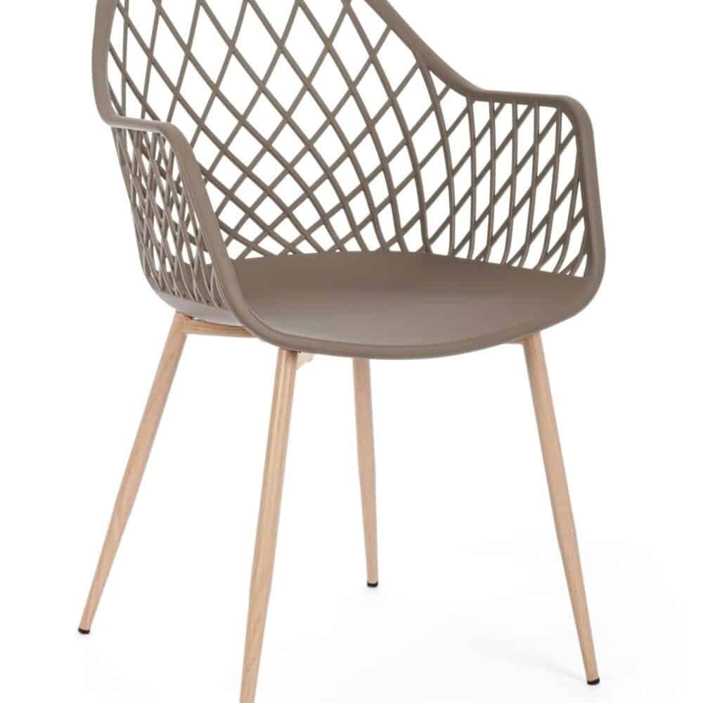 Sedia decorativa con rivestimento in plastica e gambe in legno naturale, perfetta per arredi eleganti e funzionali.