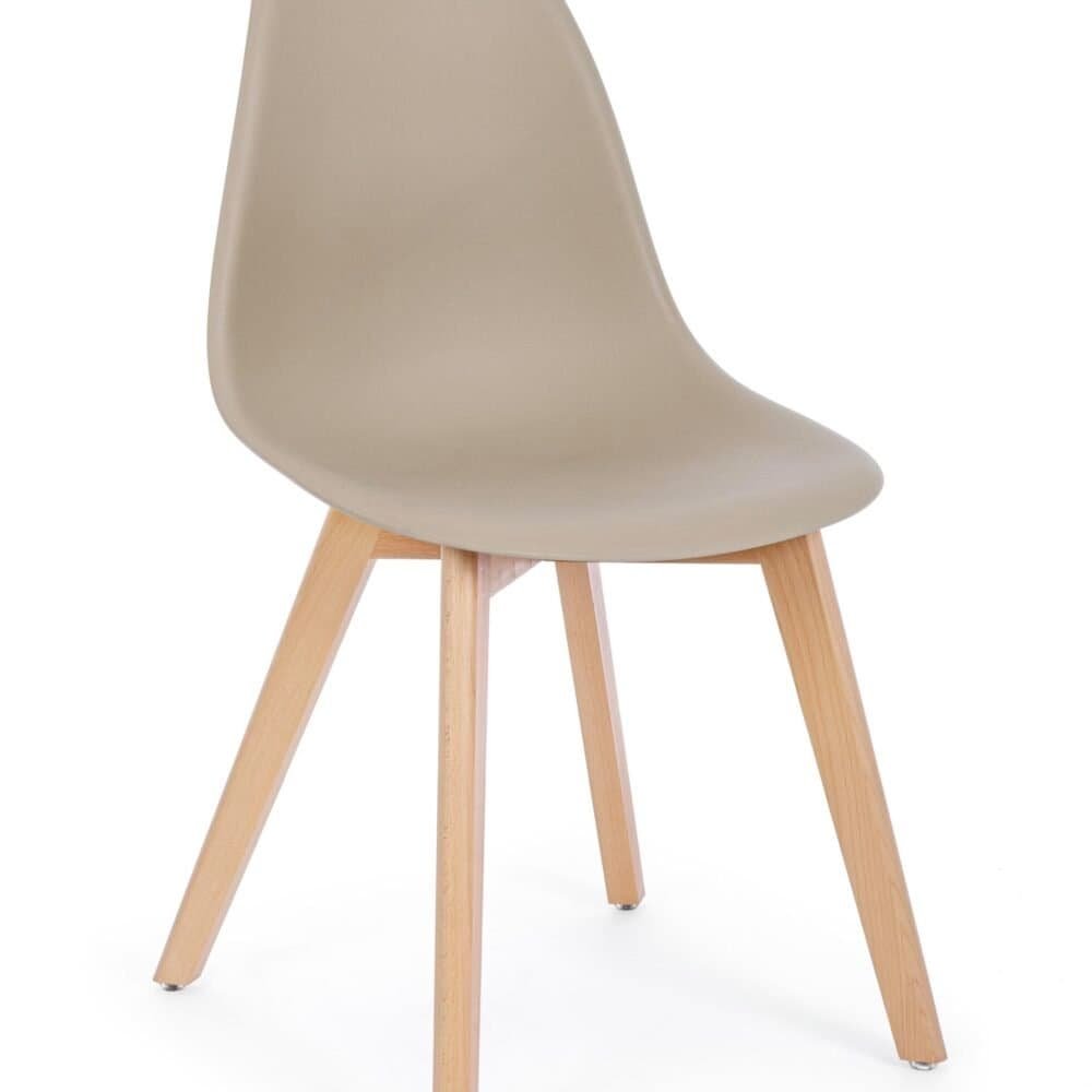 Sedia di design con seduta in plastica beige e struttura in legno chiaro, perfetta per arredo living o sala da pranzo.