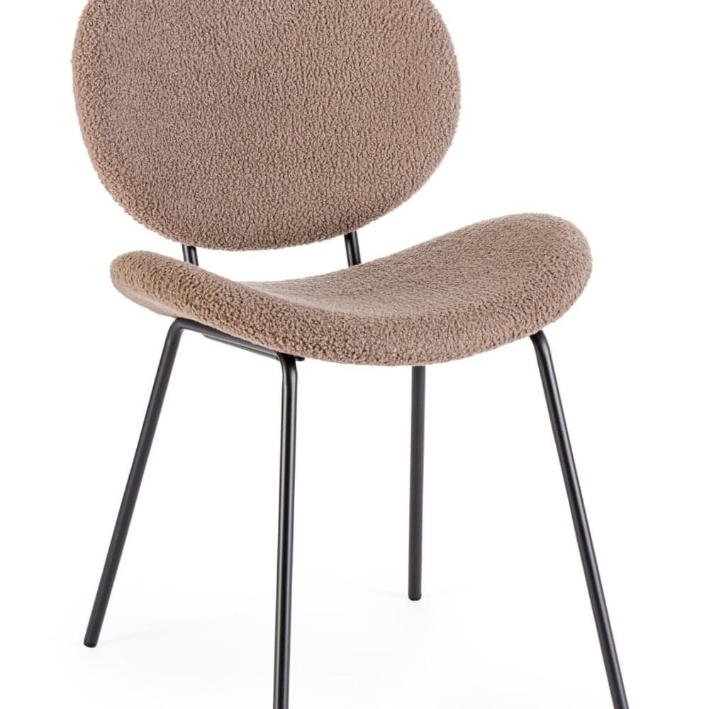 Sedia elegante in tessuto beige con gambe in metallo nero, ideale per soggiorni e studi.
