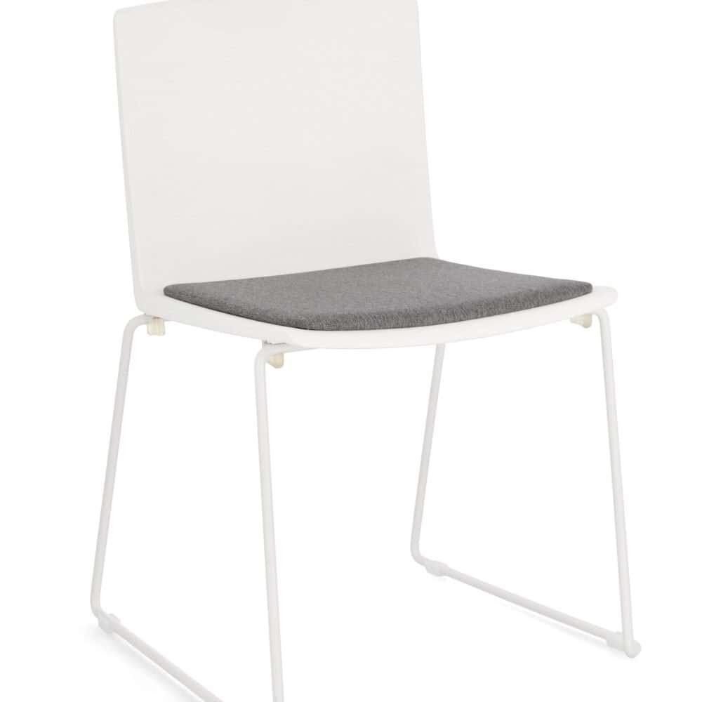 Sedia bianca moderna con schienale alto e cuscino grigio, perfetta per arredamento di interni eleganti e funzionali.
