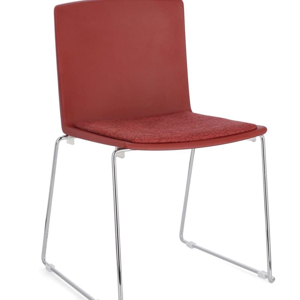 Sedia ergonomica rossa con struttura in metallo per uffici e sale d'attesa. Design moderno e resistente.