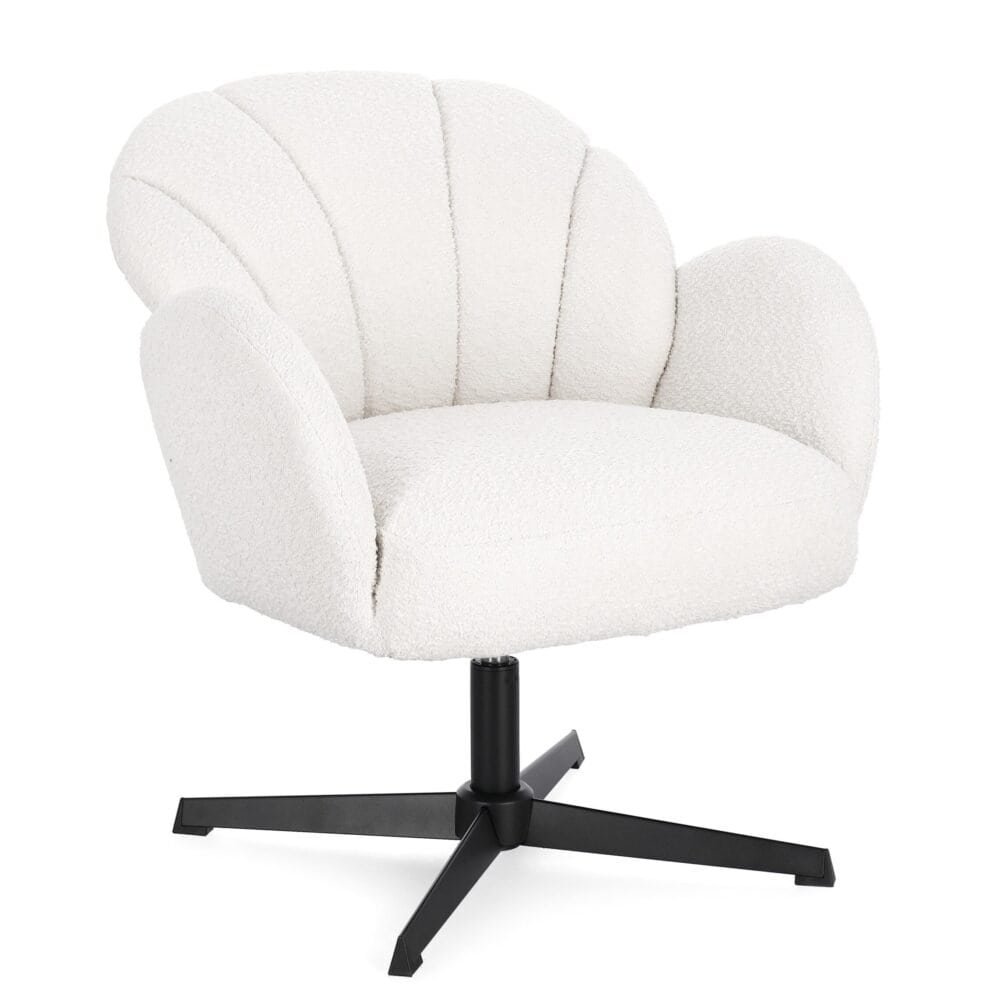 Poltrona design moderna con rivestimento bianco morbido e base nera stabile. Perfetta per studi e ambienti eleganti.