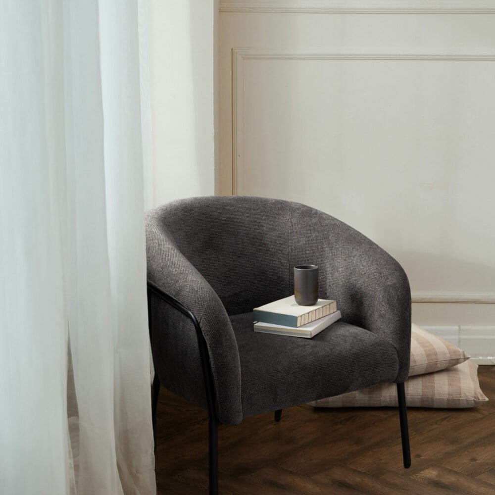 Sedia moderna in tessuto grigio con structure in metallo nera, stile minimalista e raffinato.