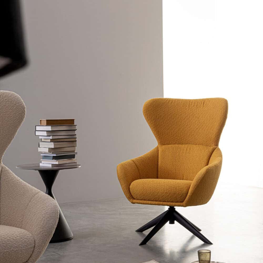 Sedia ergonomica in tessuto giallo, stile contemporaneo, ideale per soggiorno e zona relax.