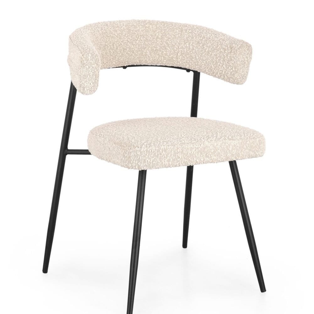 Sedia design moderna in tessuto beige con struttura in metallo nero, perfetta per arredo elegante e funzionale.
