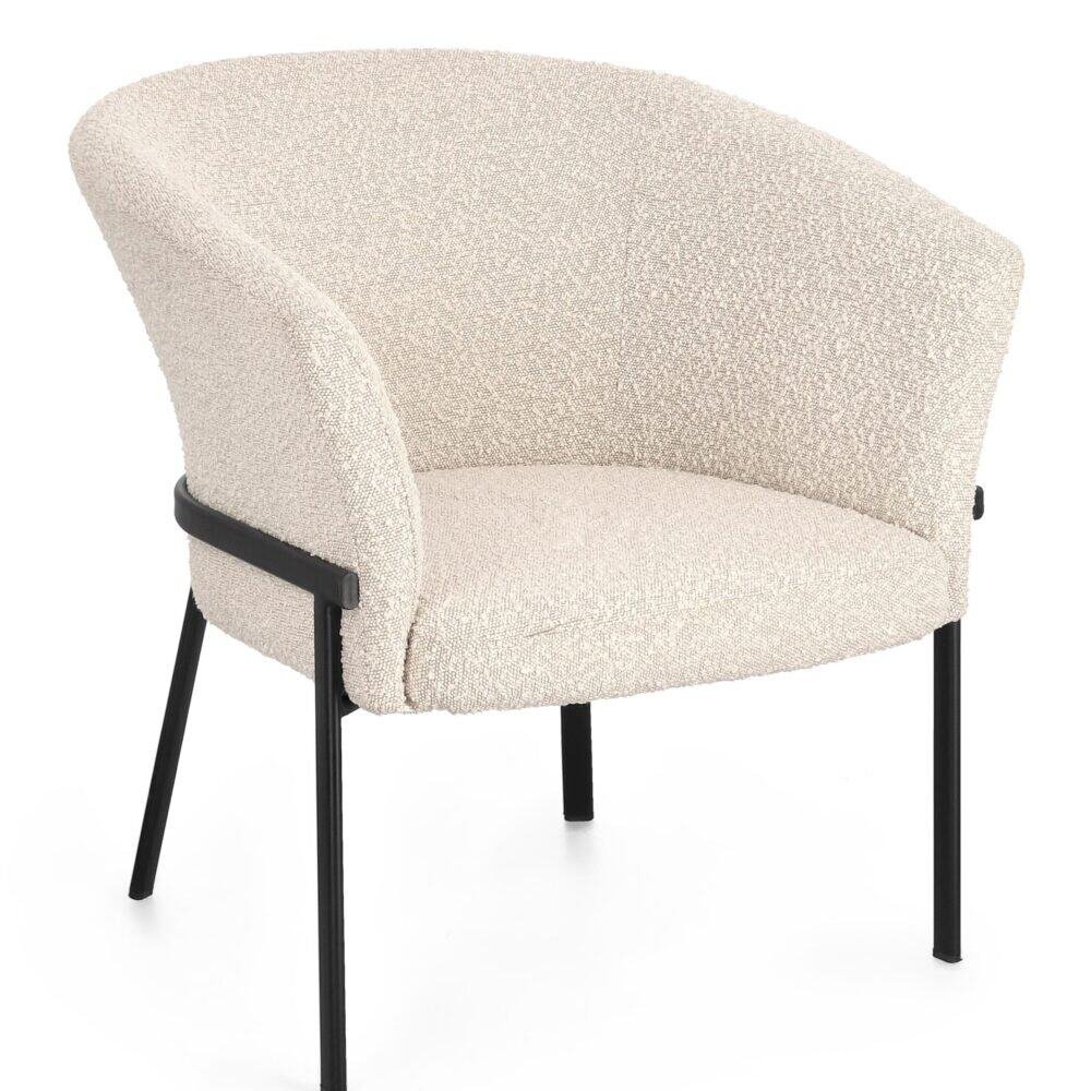 Poltrona in tessuto beige, design moderno, seduta comoda con struttura in metallo nero.