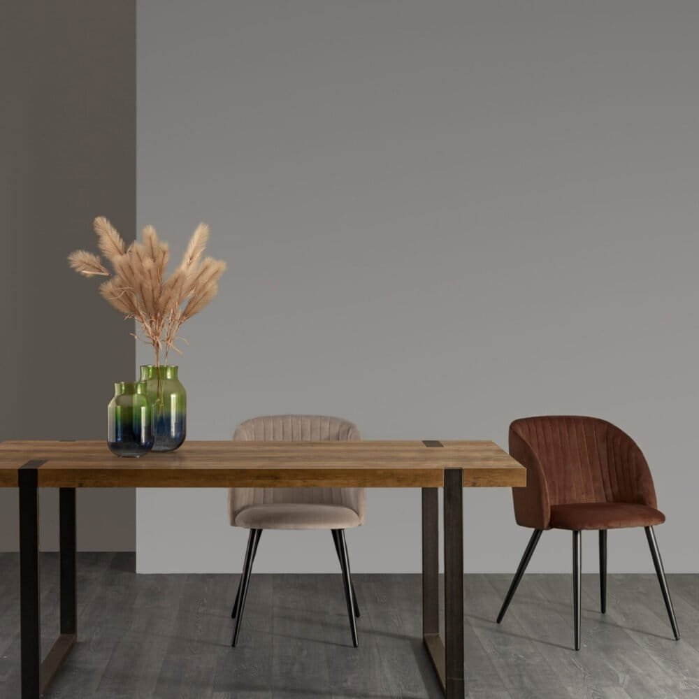 Vaso con fiori secchi su tavolo in legno, ambiente elegante e minimalista, decorazione moderna e di tendenza.