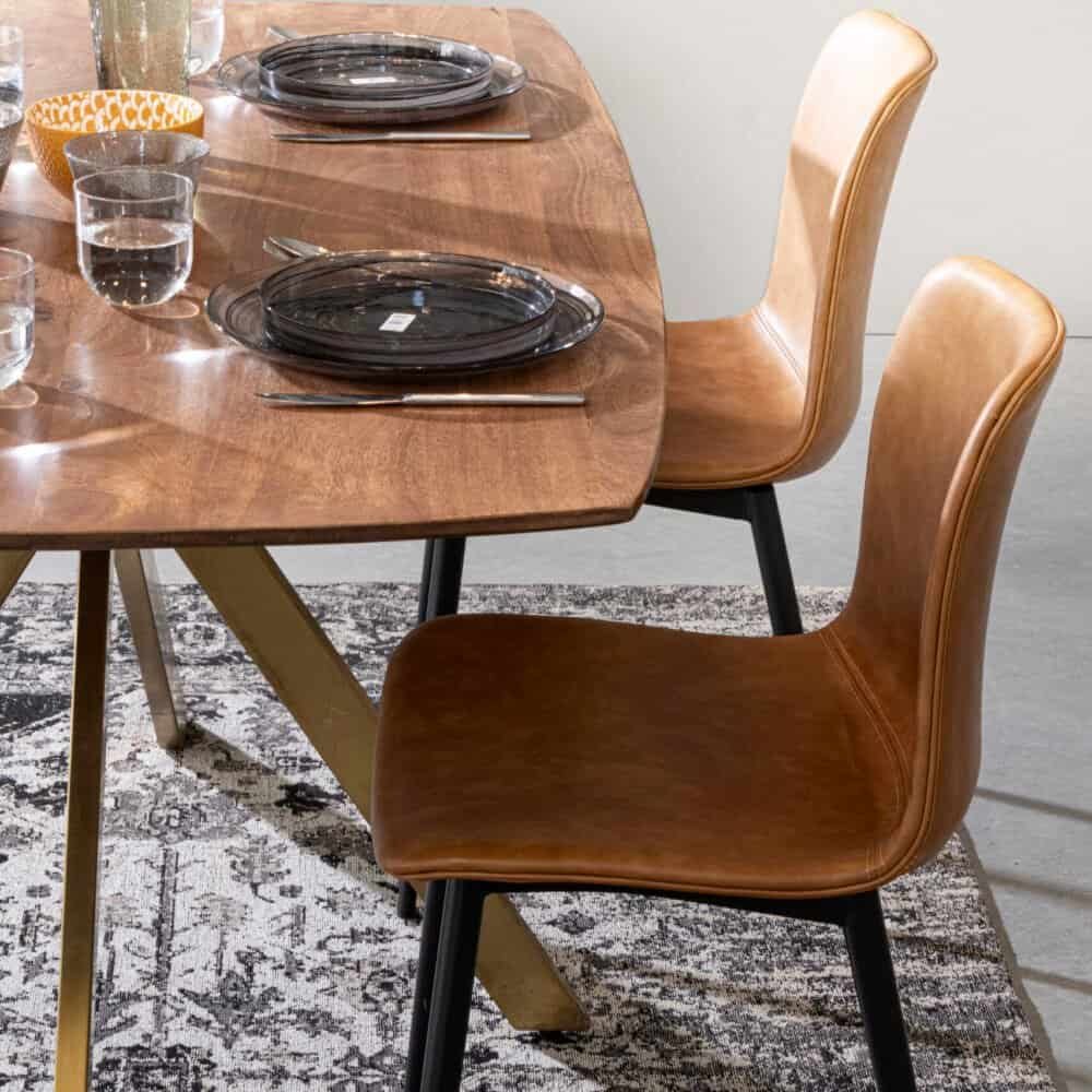 Sedie in pelle marrone e tavolo in legno per cucina moderna e elegante.