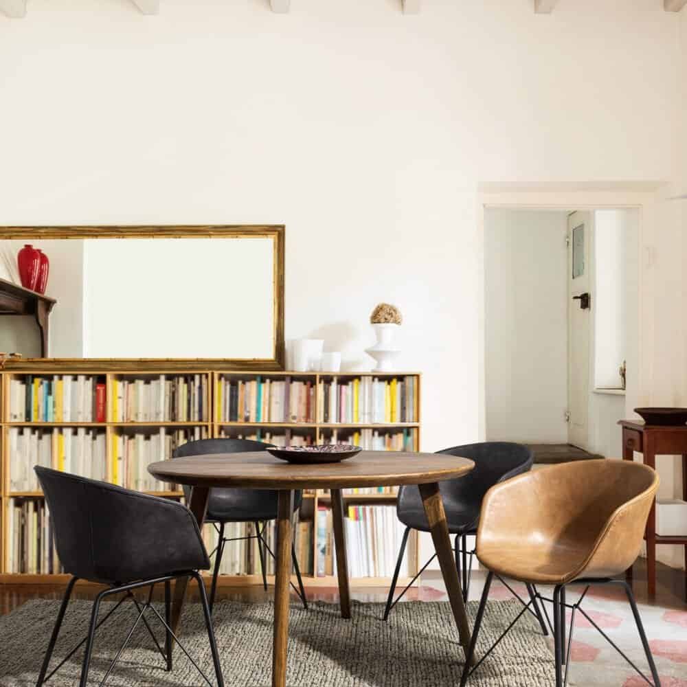 Sedia moderna in casa con libreria e tavolo da pranzo in stile contemporaneo.