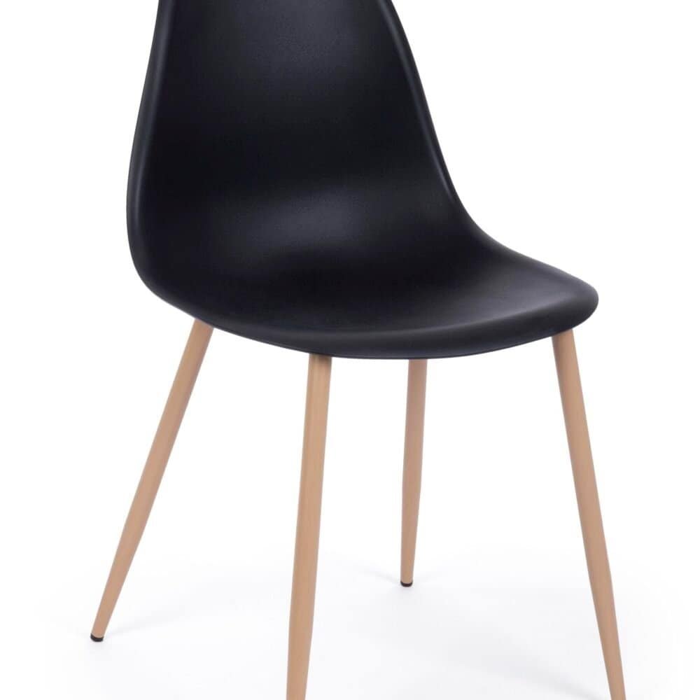 Sedia in plastica nera con gambe in legno chiaro, design minimalista elegante.