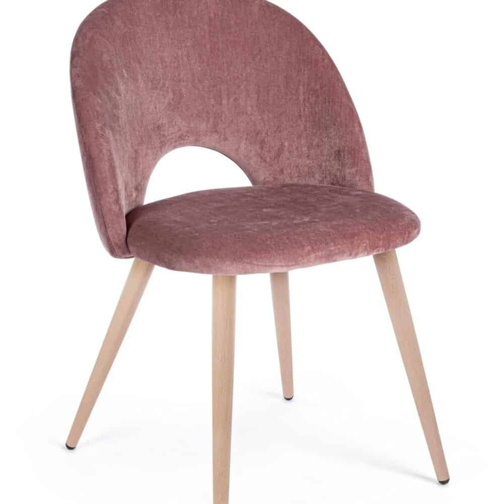 Sedia imbottita in velluto rosa con gambe in legno naturale, stile elegante e confortevole.