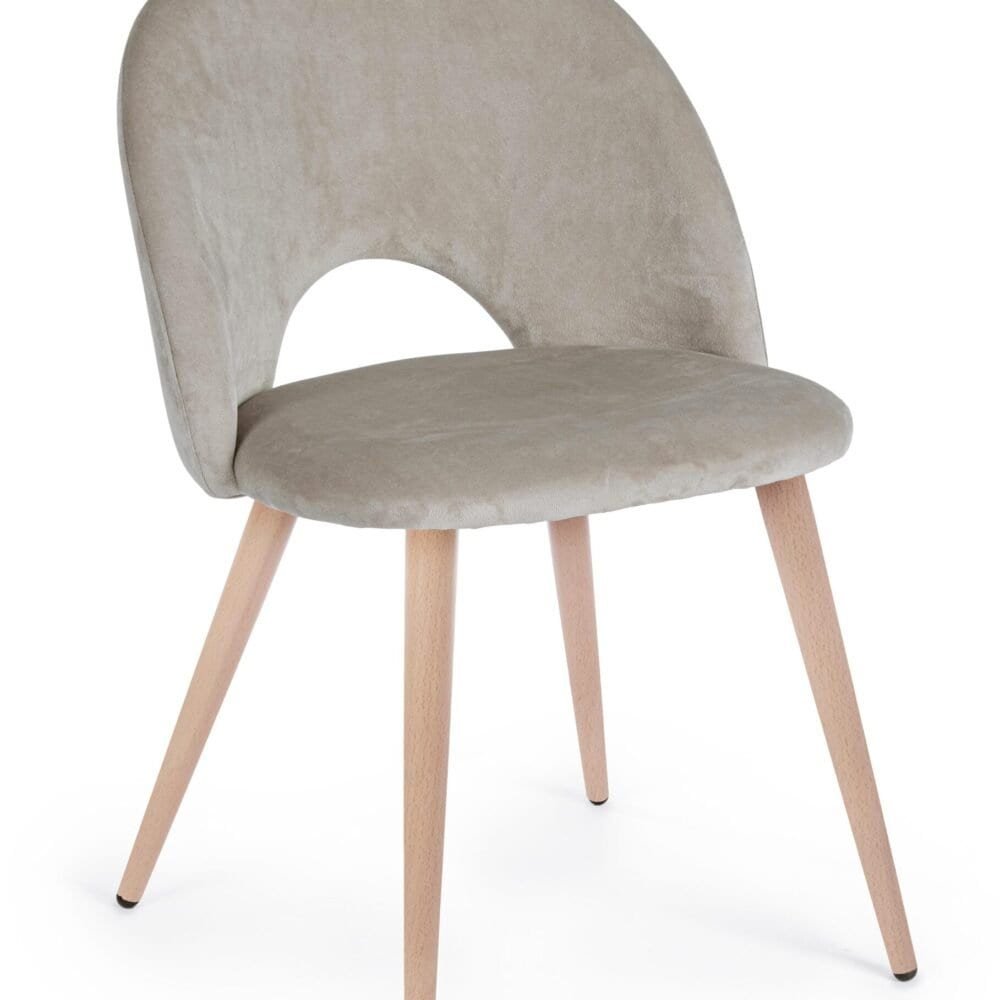 Poltrona in velluto beige con gambe in legno chiaro, perfetta per arredare ambienti eleganti e moderni.