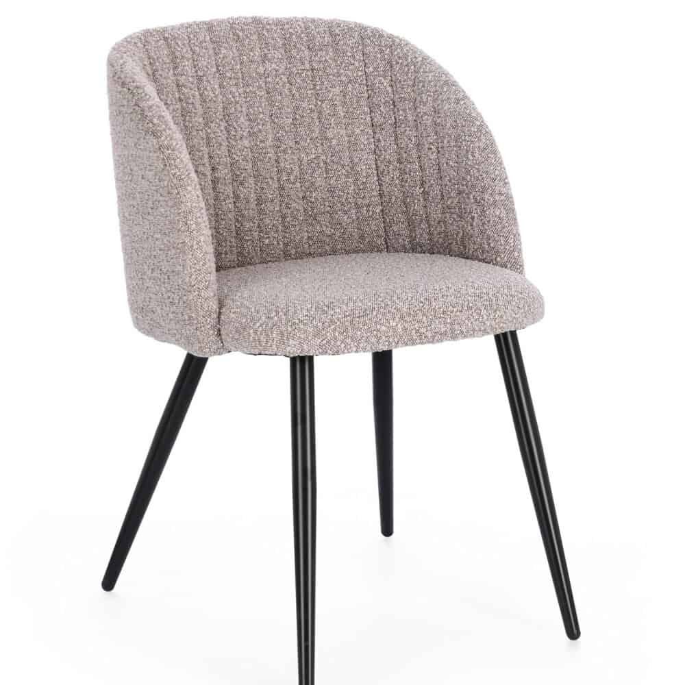 Sedia imbottita con schienale curvo, design elegante, perfetta per soggiorno o camera da letto.