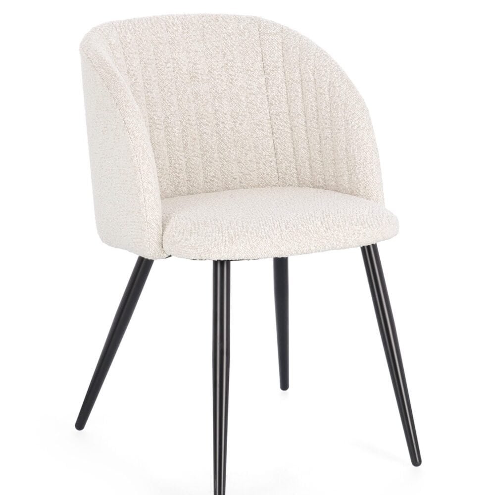 Sedia moderna con rivestimento in tessuto beige e gambe nere nere in metallo. Perfetta per arredi eleganti e contemporanei.