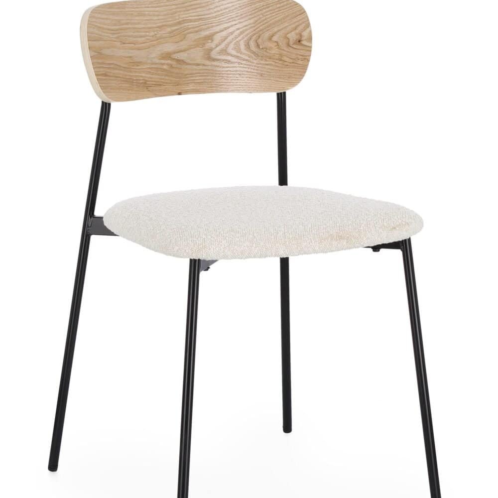 Sedia design con seduta imbottita e schienale in legno naturale, gambe in metallo nero.