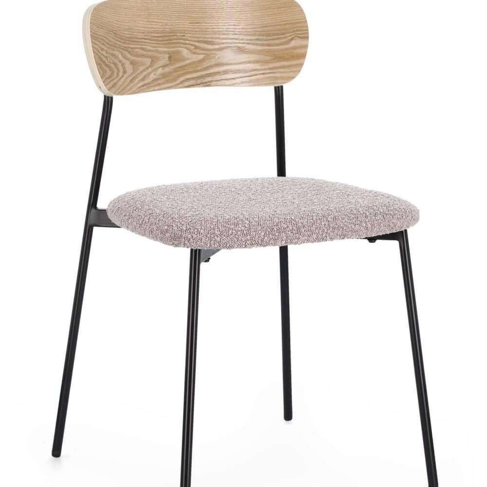 Sedia design con seduta imbottita e schienale in legno naturale, struttura in metallo nero.