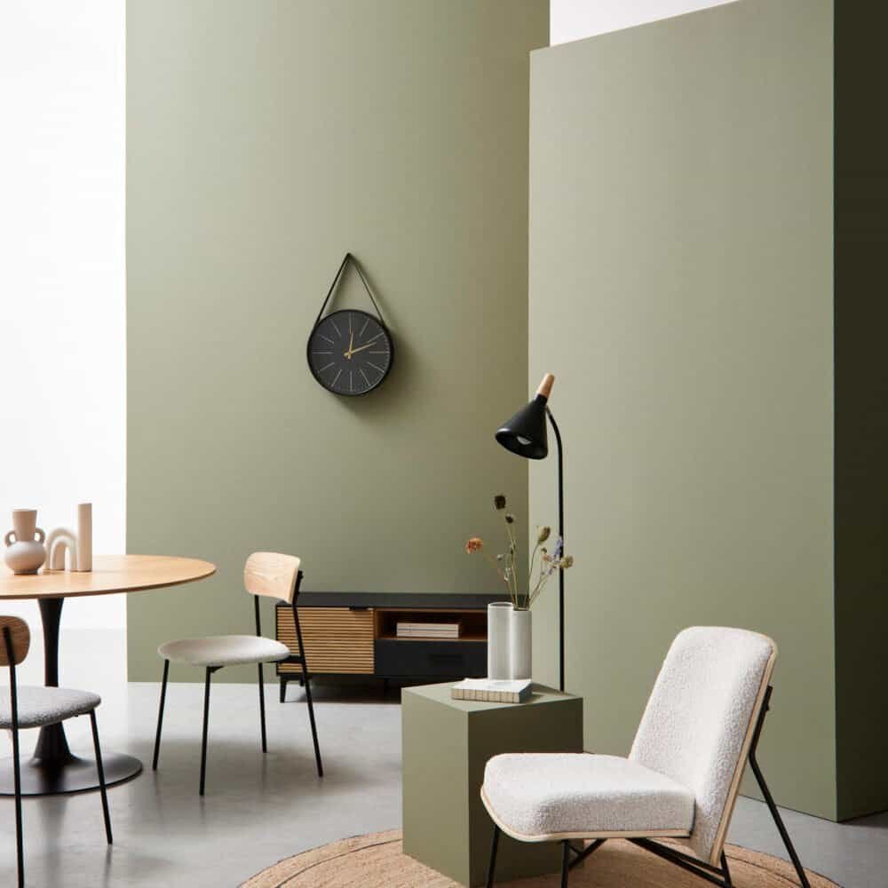 Orologio da parete nero in stile contemporaneo.