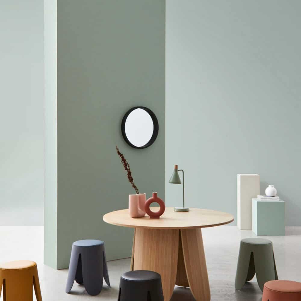 Sedia in plastica colorata, banco in legno naturale, decorazioni di stile contemporaneo.