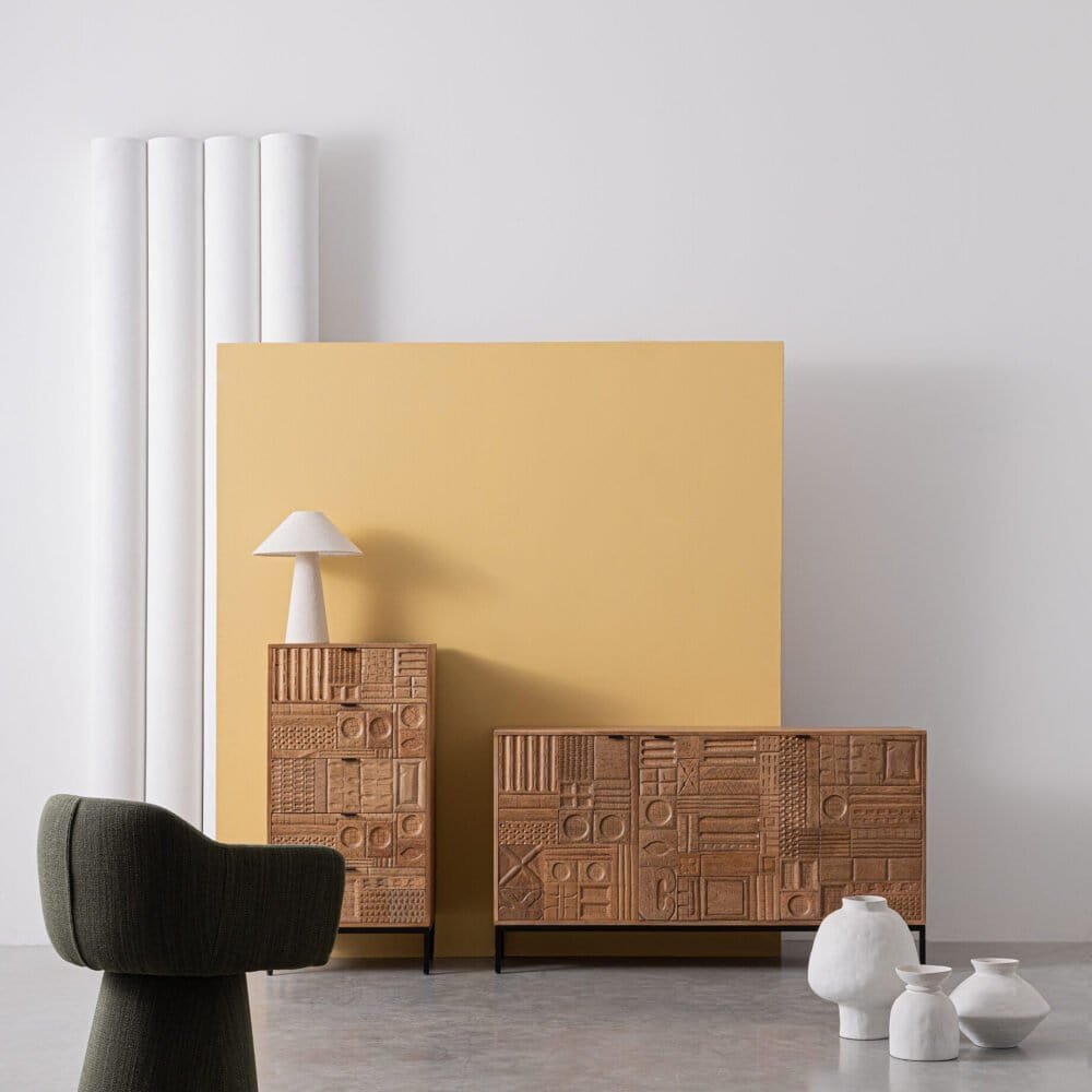 Elegante arredamento minimalista con mobili in legno decorativo, lampada moderna e vasi di design in un interno raffinato.