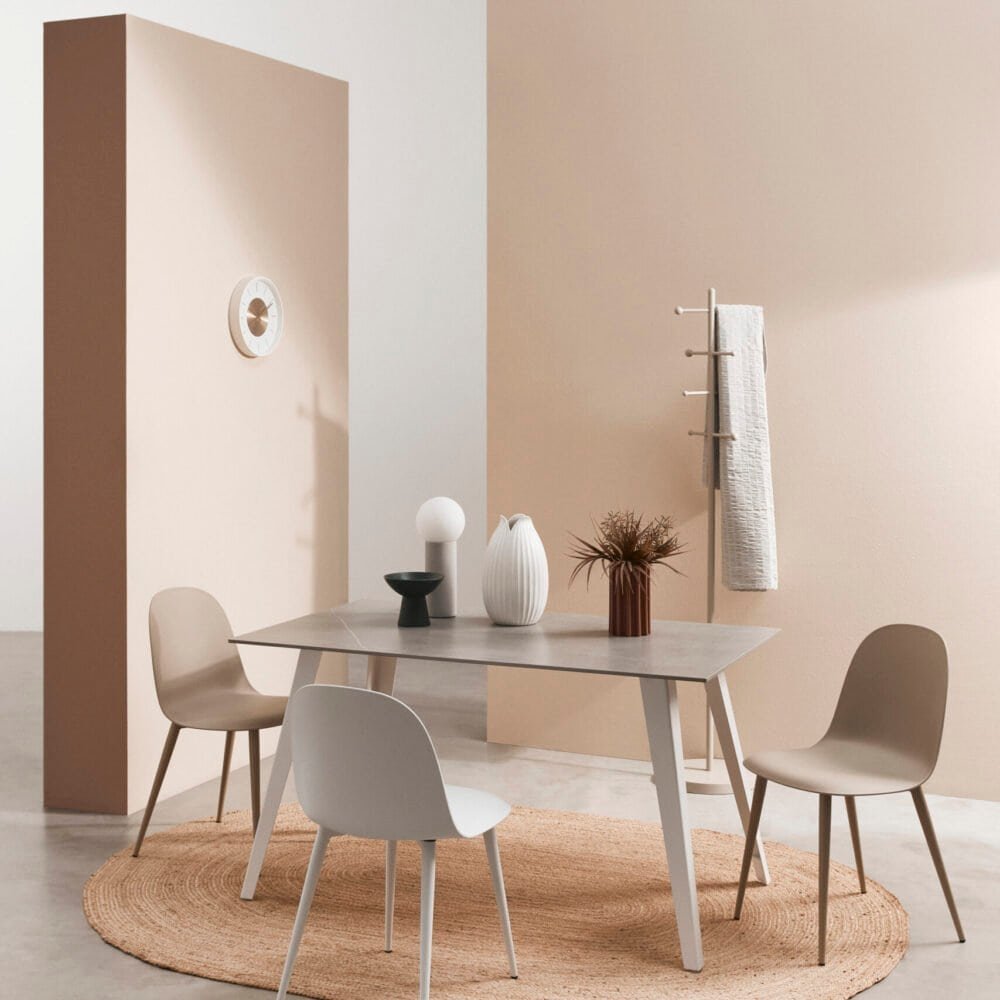 Sedia moderna in stile minimalista ideale per soggiorni e cucine eleganti.