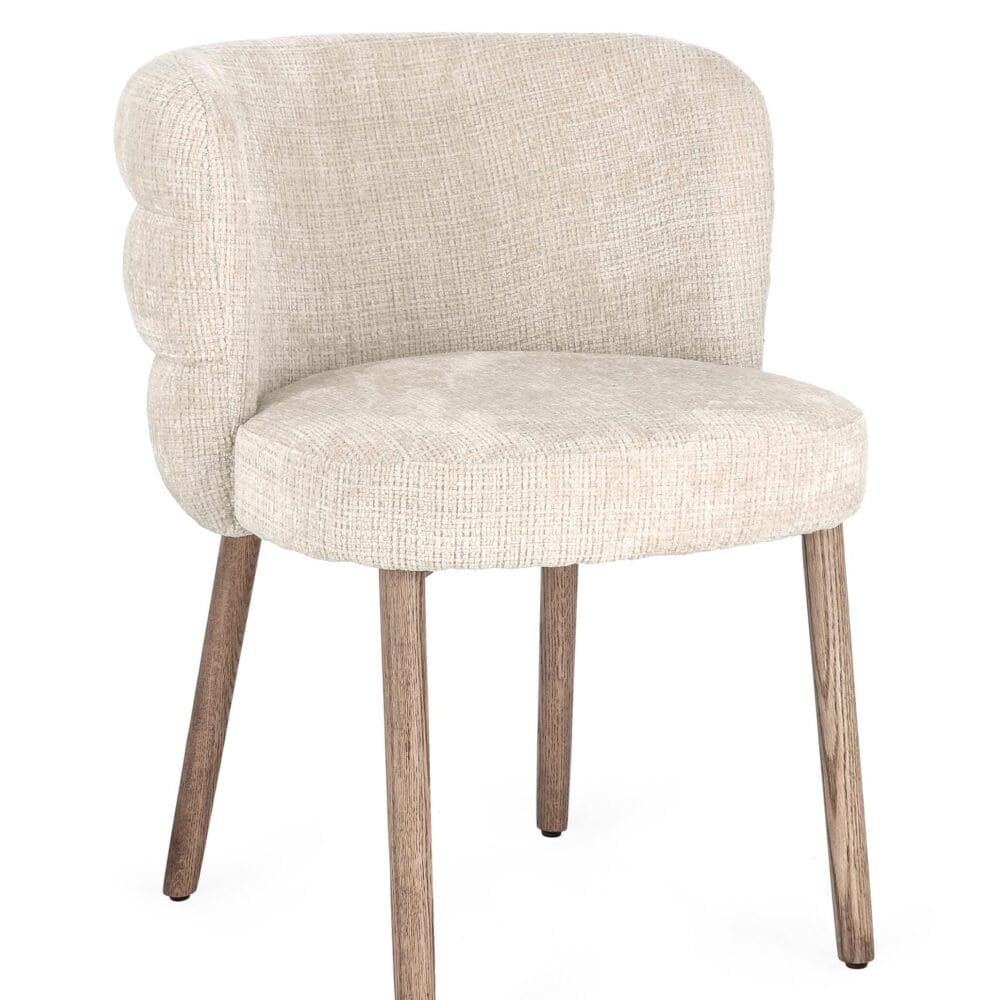Sedie in tessuto beige con gambe in legno naturale, stile scandinavo moderno.