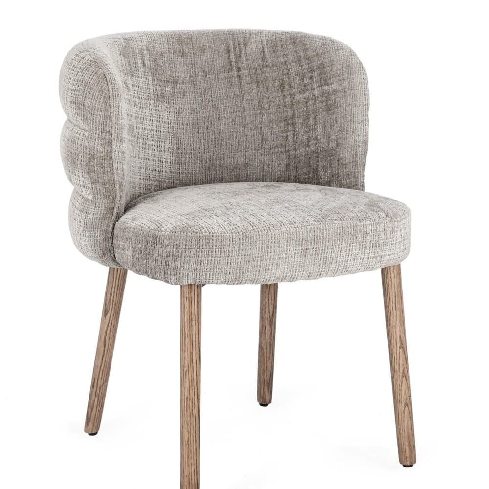 Sedia in tessuto beige con gambe in legno naturale, perfetta per soggiorno e camera da letto elegante.
