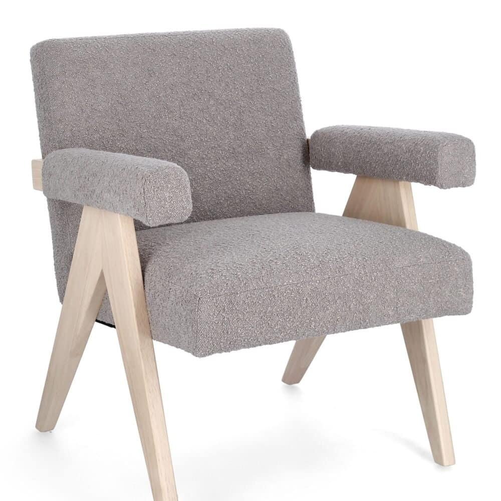 Sedia elegante in tessuto grigio chiaro, ideale per salotti e soggiorni di design.