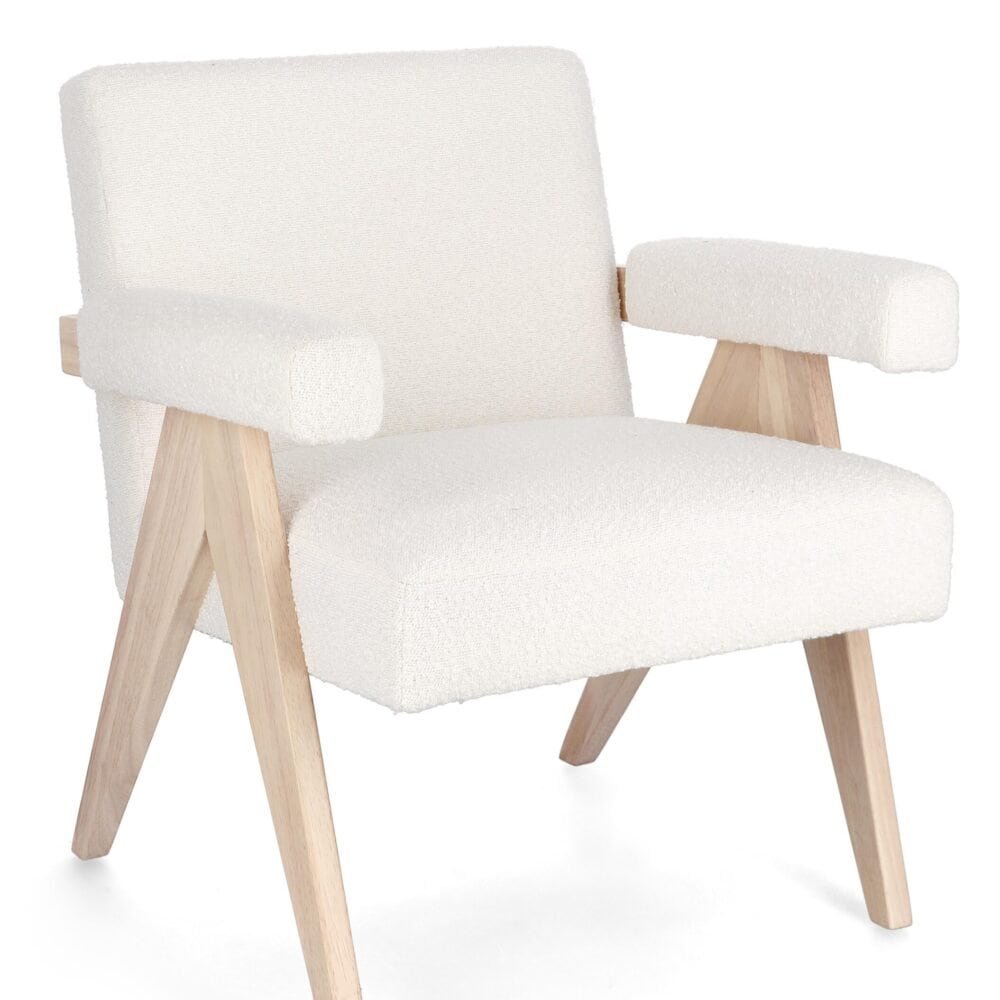 Poltrona moderna in tessuto bianco con struttura in legno, stile minimalista e comfort elevato.