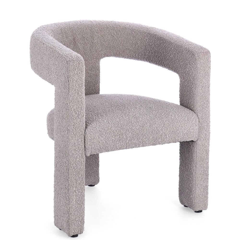 Sedia in tessuto morbido, ideale per un arredamento elegante e confortevole. Perfetta per soggiorno o ufficio.