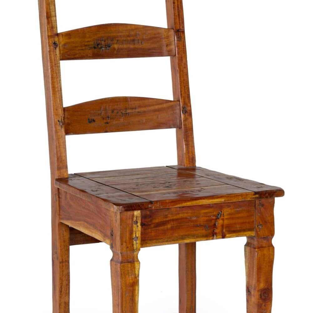 Sedia in legno rustico e naturale, perfetta per arredi vintage o country. Alta qualità e artigianalità italiana.