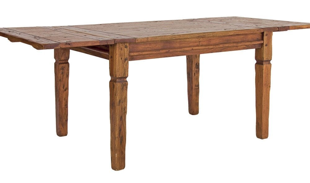 Alt text: Tavolo in legno rustico con quattro gambe robuste per ambienti esterni e interni.