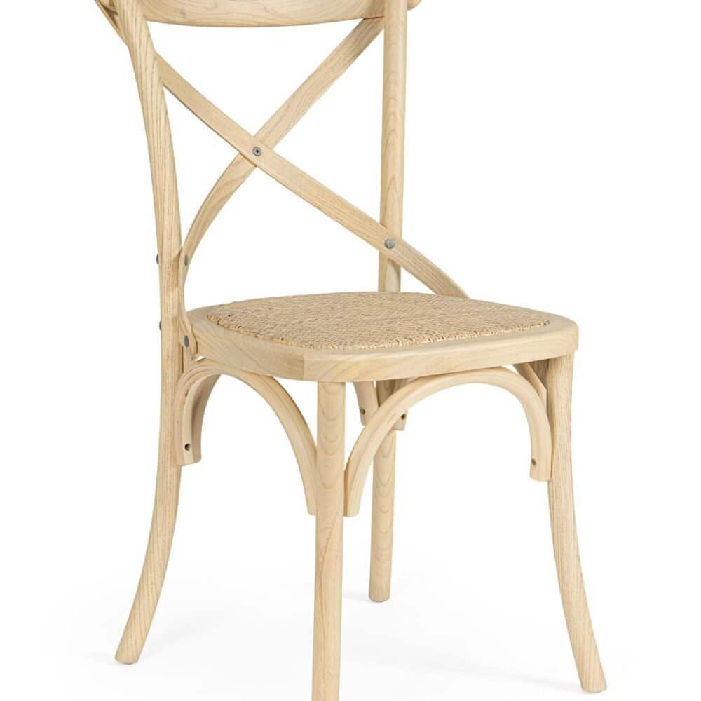 Sedia in legno naturale con struttura elegante e seduta in rattan, perfetta per interni e esterni.