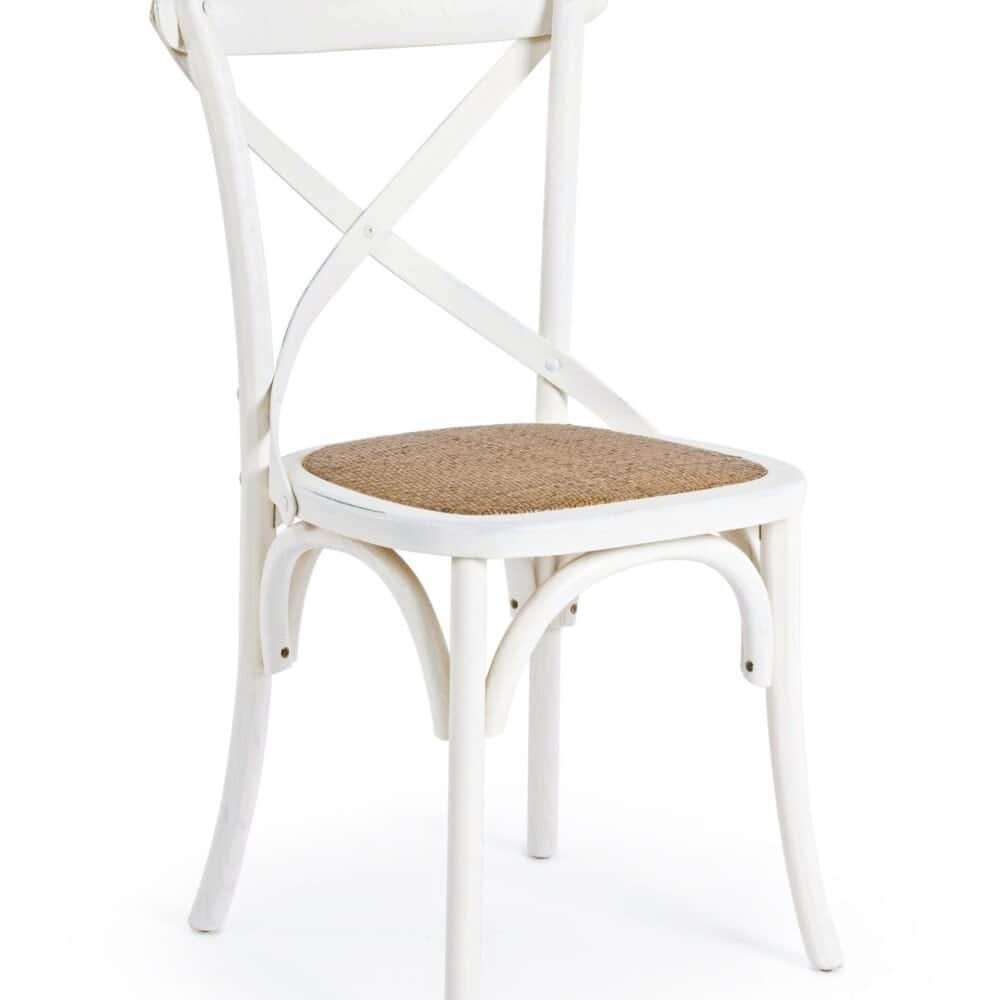 Sedie in stile vintage con finitura bianca e seduta in rattan per un look elegante e rustico.