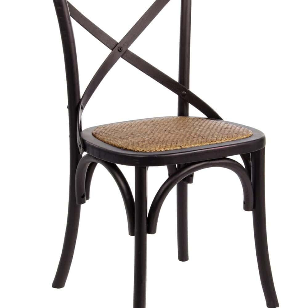 Sedia in legno con seduta in paglia, ideale per arredi eleganti e rustici.