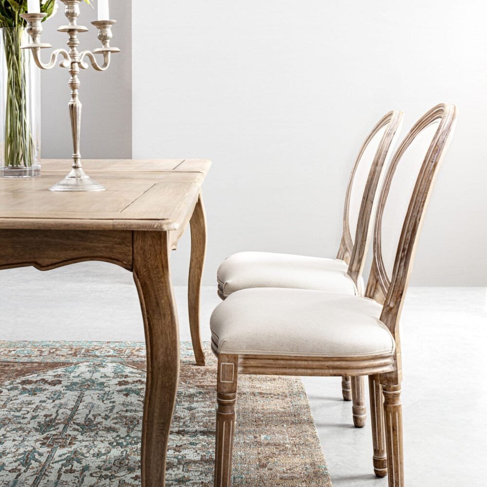 Sedie in legno con rivestimenti beige, ideali per ambienti raffinati e accoglienti.