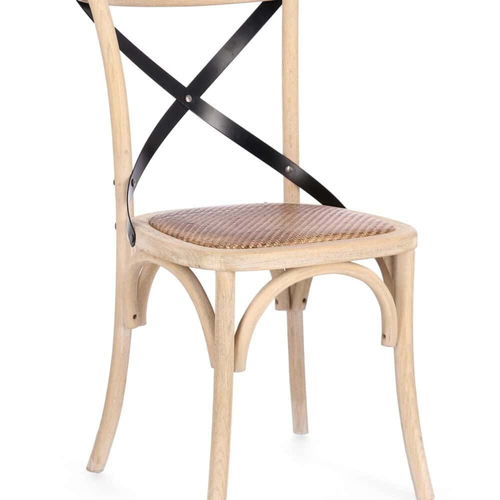 Sedia in legno con dettagli in metallo e seduta in paglia naturale.