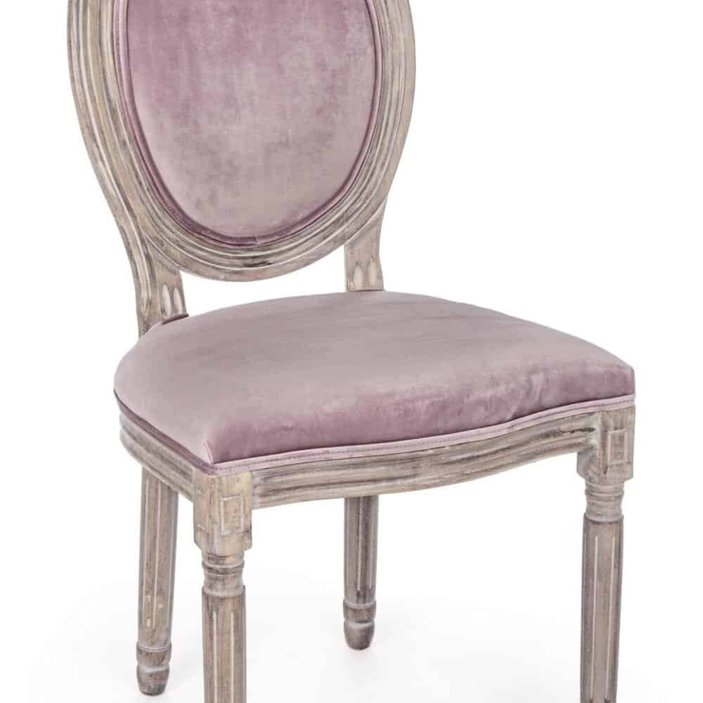 Sedie stile vintage con rivestimento in velluto rosa cipria, design elegante e raffinato.
