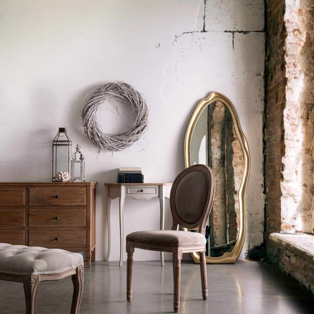 Altezza sedia in stile classico in salotto rustico chic.