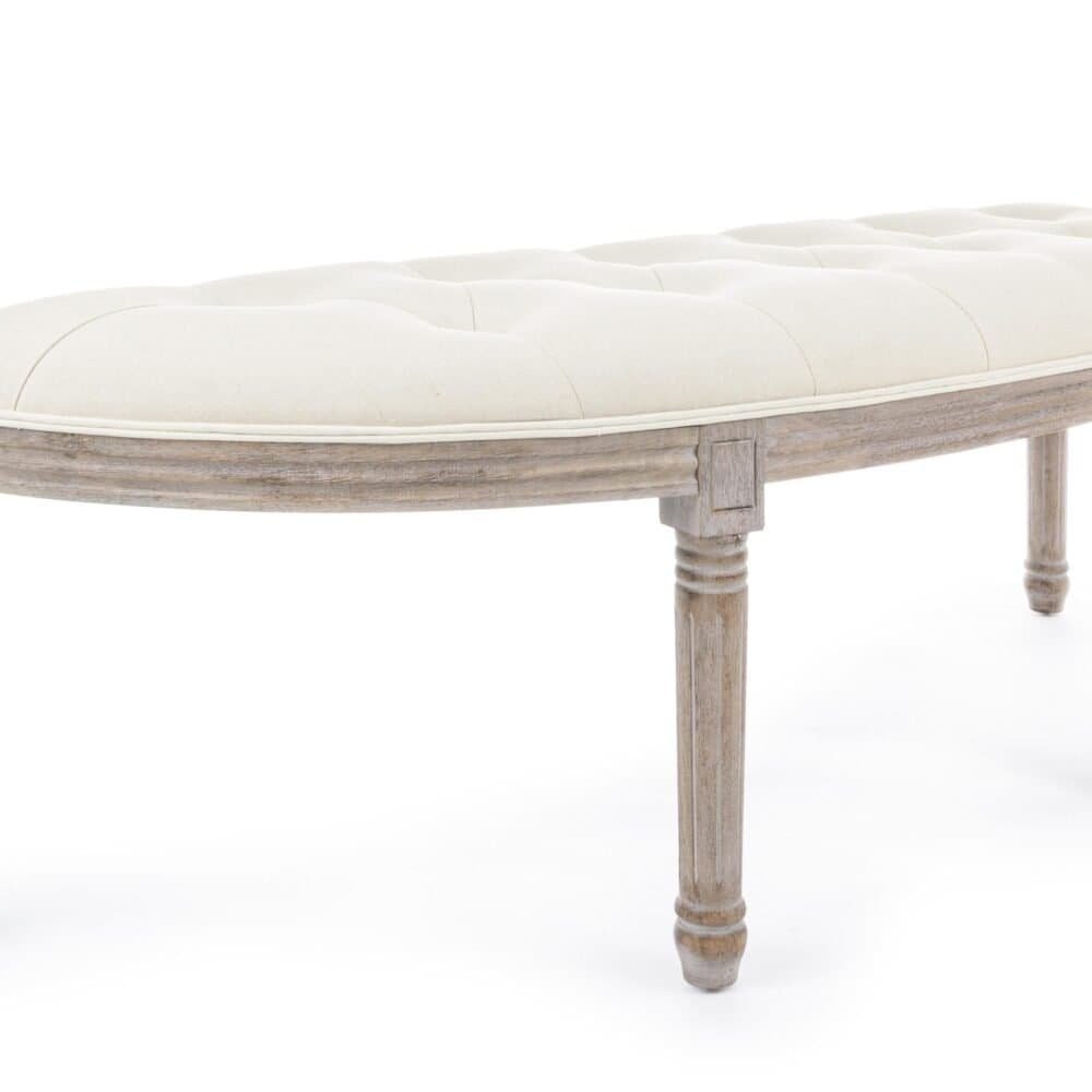 Sgabello con seduta imbottita in tessuto bianco e struttura in legno di bambù rifinito.