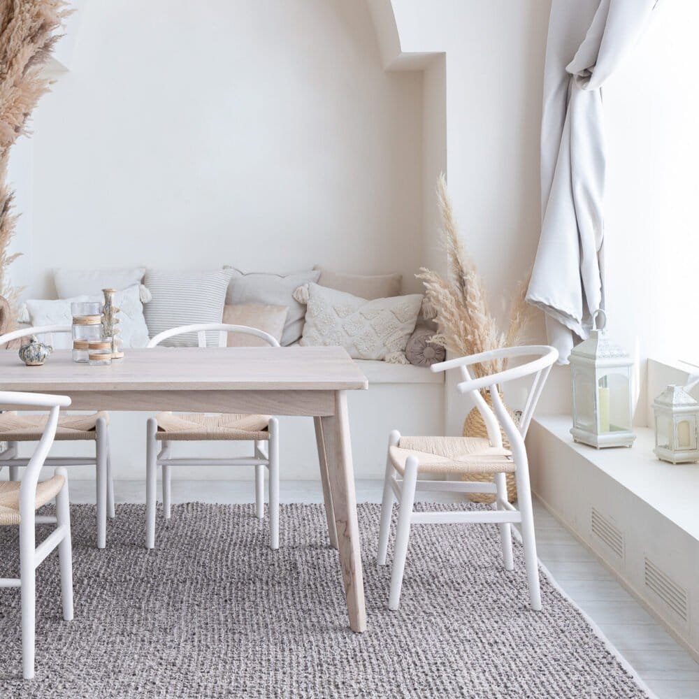 Scopri design d'interni minimalista con tonalità chiare e arredi eleganti, perfetti per un ambiente luminoso e accogliente.