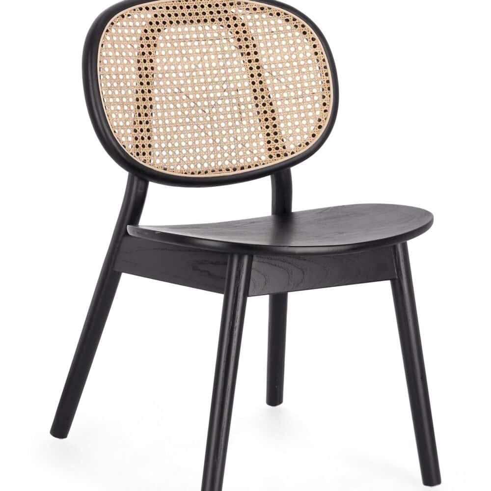Sedia elegante in legno con schienale in rattan, perfetta per interni moderni e di design.