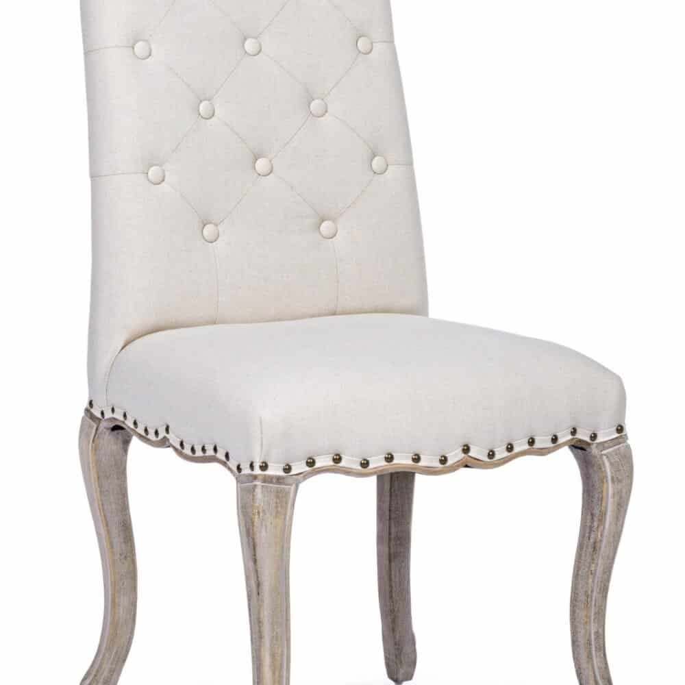 Sedia imbottita beige con schienale decorato, stile classico e raffinato.