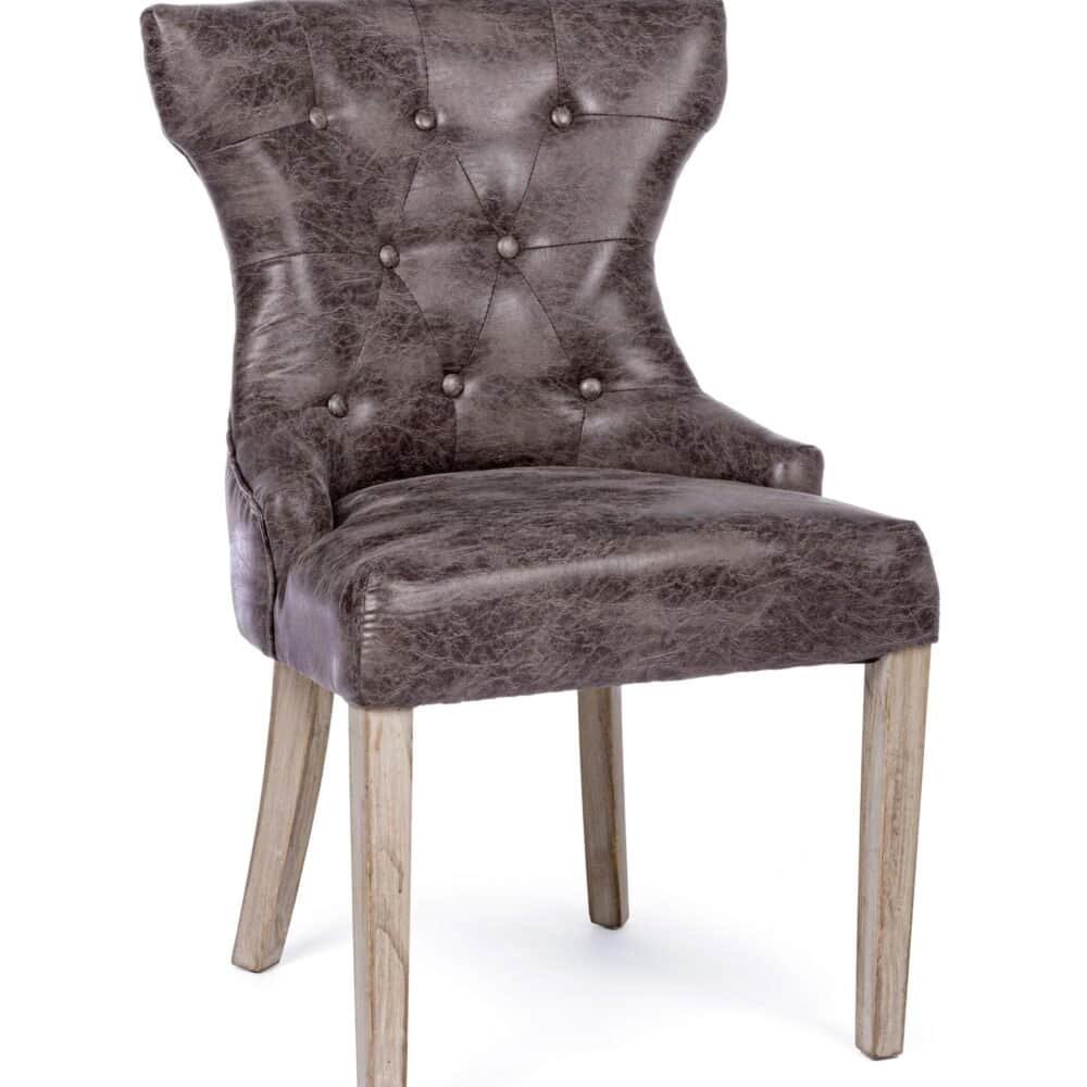 Sedia in pelle marrone con gambe in legno, stile vintage e design elegante, ideale per arredi moderni e classici.