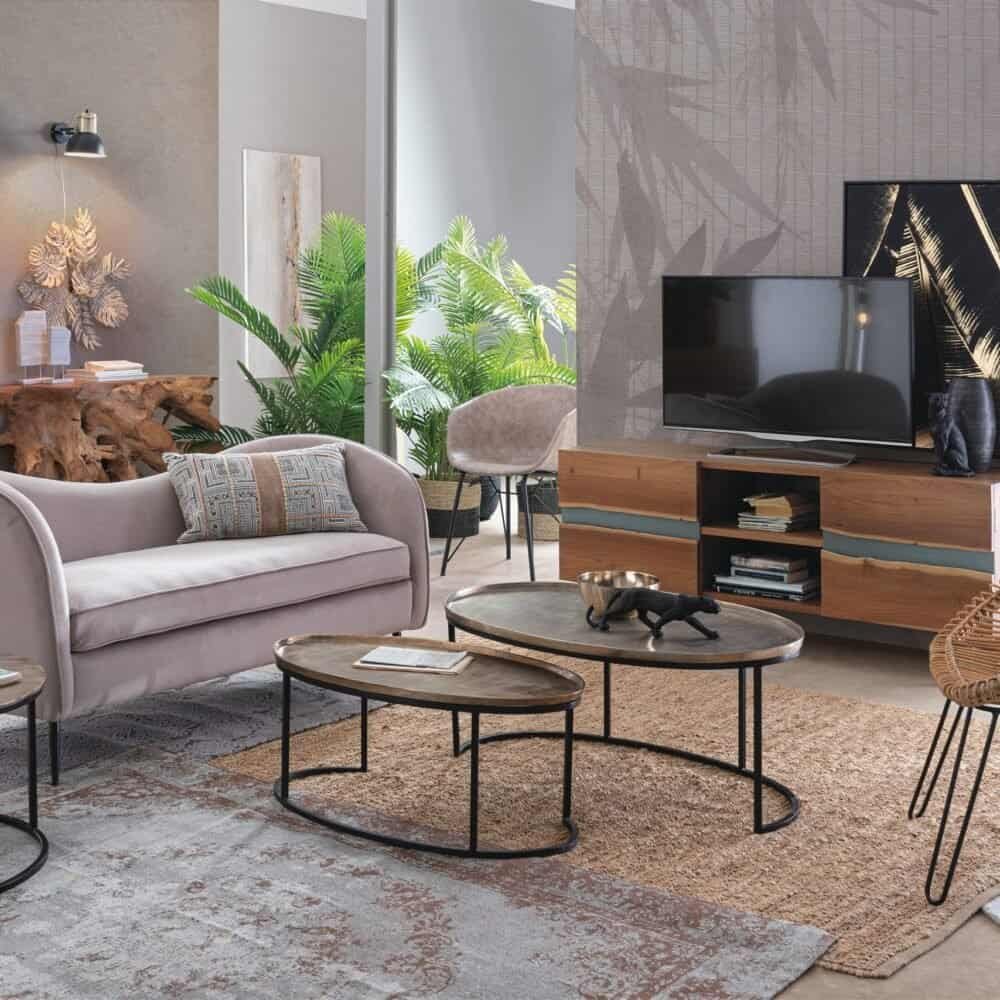 Arte di interni moderni con divano, tavolini in legno e piante verdi in soggiorno luminoso.