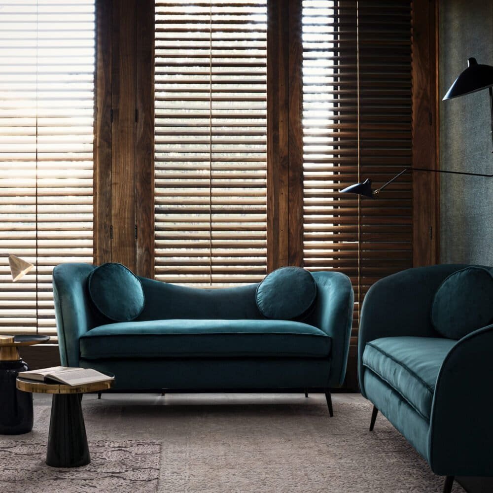 Soggiorno in stile moderno con divani blu petrolio.