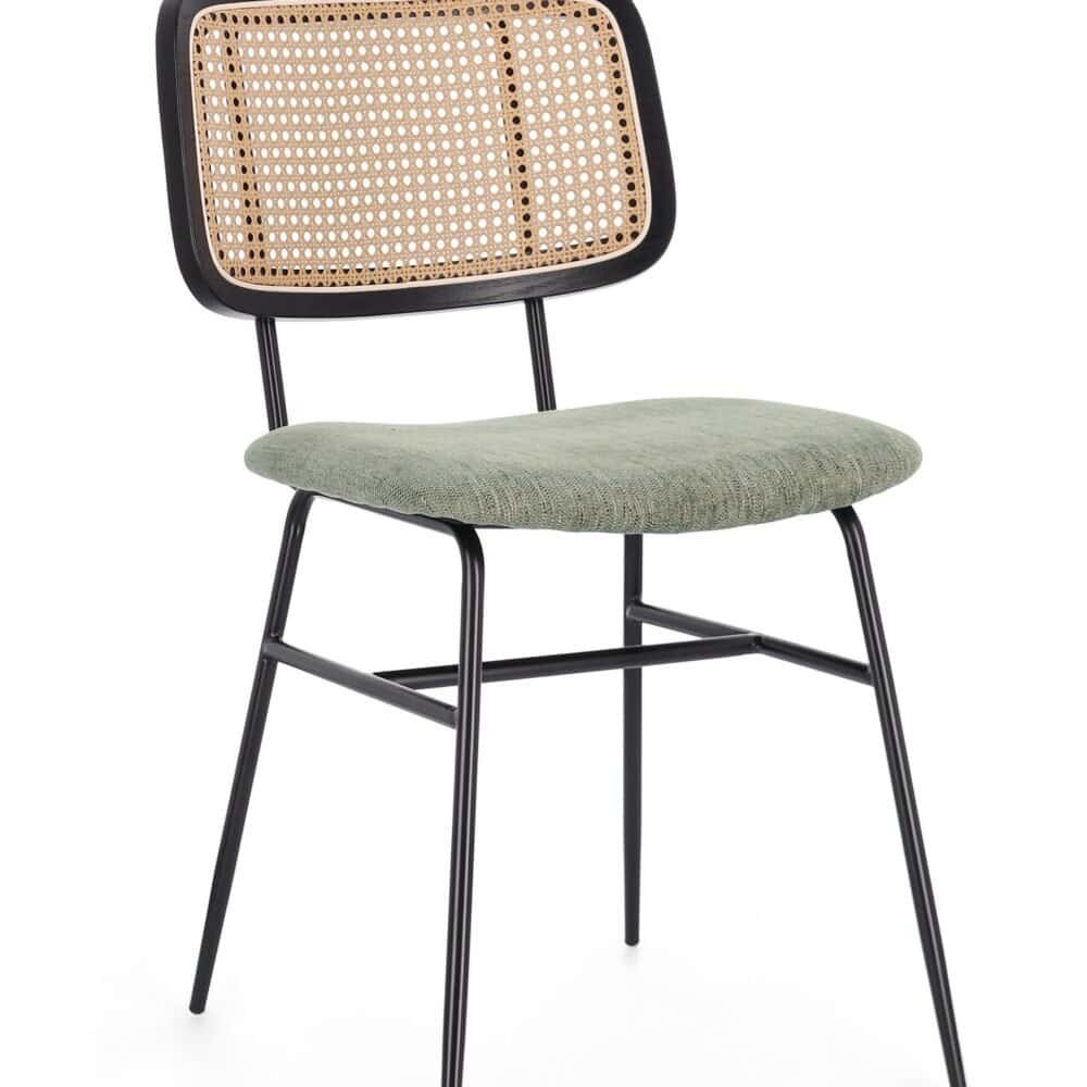 Sedia design con struttura in metallo nero, seduta imbottita e schienale in rattan naturale, ideale per arredo interno ed esterno.