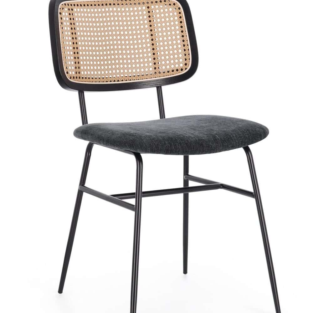 Sedia moderna con schienale in rattan naturale e struttura in metallo nero.