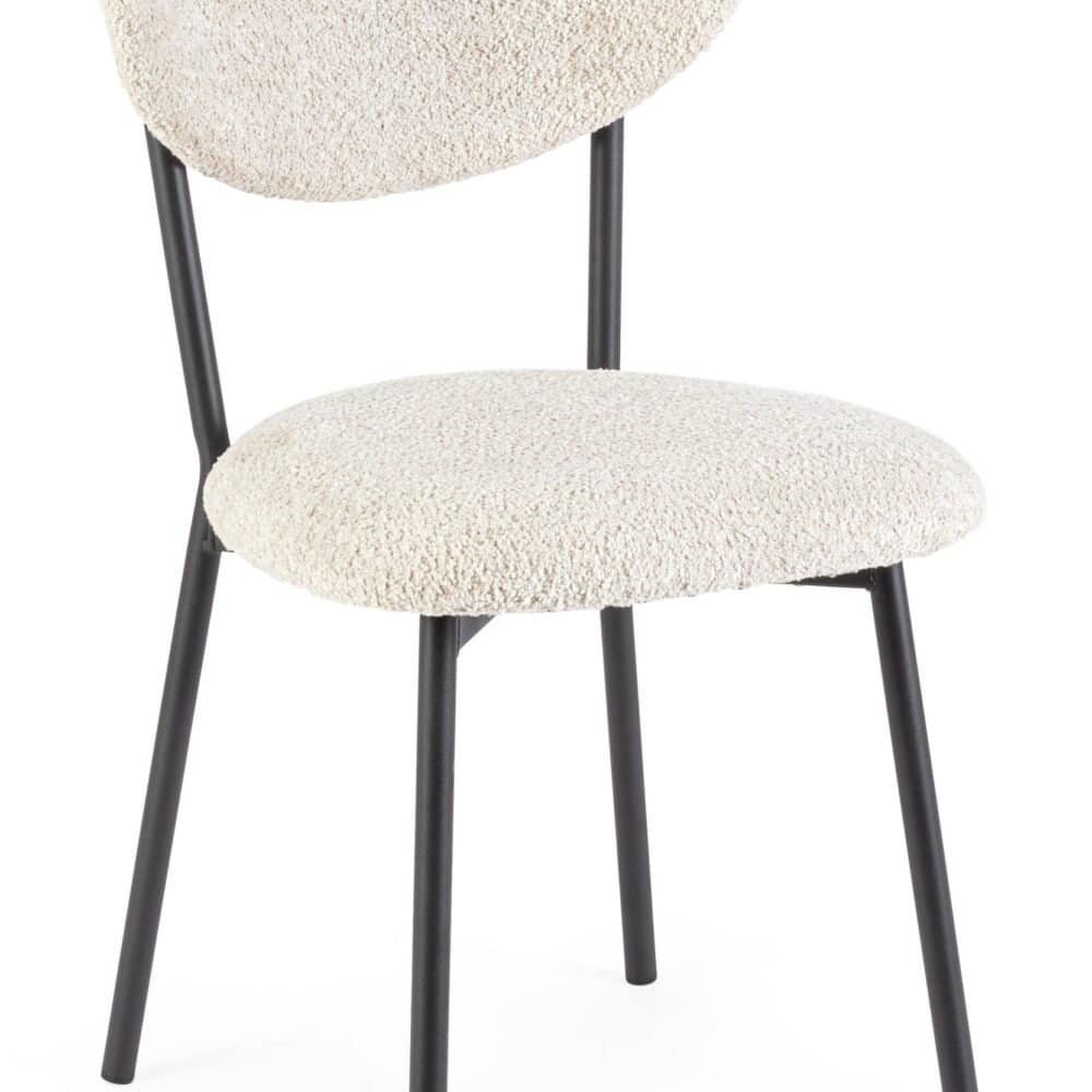 Sedia di design con rivestimento in tessuto morbido beige e struttura in metallo nero, ideale per interiores eleganti.
