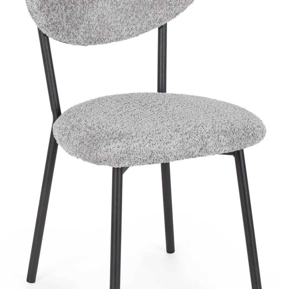 Sedia con seduta e schienale imbottiti in tessuto morbido, struttura in metallo nero, stile contemporaneo.
