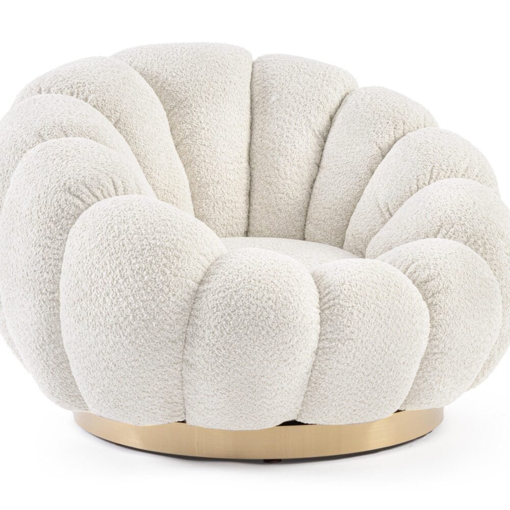 Poltrona moderna in morbido tessuto beige, elegante e confortevole, ideale per l'arredo di casa.